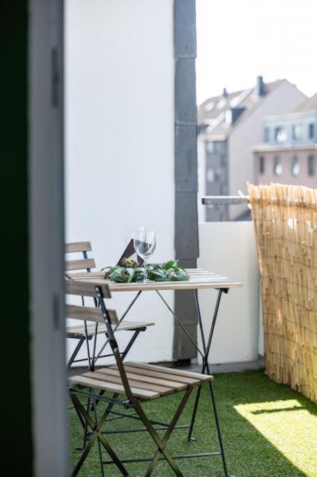 Nature Inspiration Apartment With Balcony & Grill Bbq In Duisburg Mitte Central Station 10 Mins & Big Tv With Photo Lights Εξωτερικό φωτογραφία