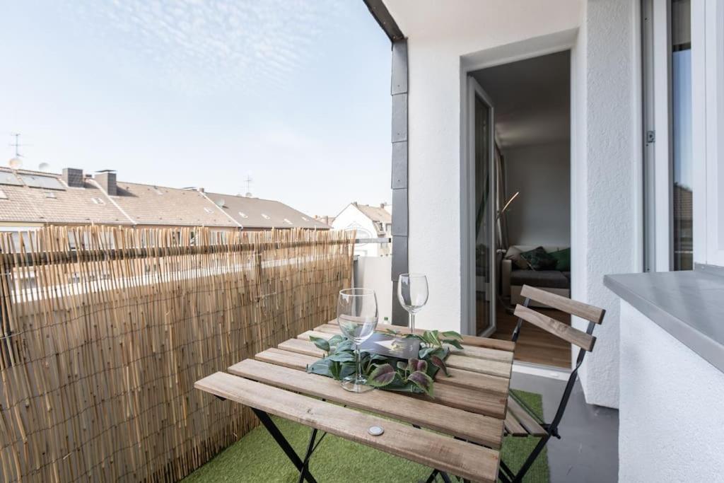 Nature Inspiration Apartment With Balcony & Grill Bbq In Duisburg Mitte Central Station 10 Mins & Big Tv With Photo Lights Εξωτερικό φωτογραφία